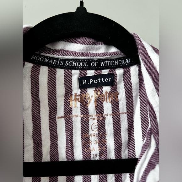 Official Hogwarts Sleep Shirt - Picture 2 of 5